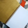 Блокнот с деревянной обложкой на пружинке, с белыми листами.