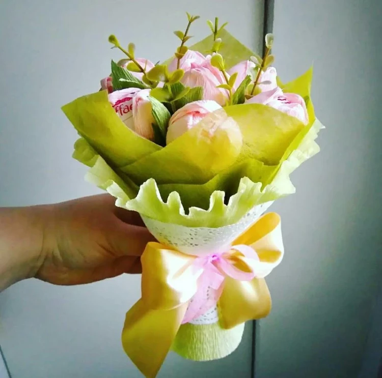Букет из бумажных тюльпанов с конфетами